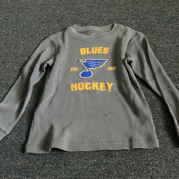 Bundle of shirts and shorts. - Picture 4 of 6